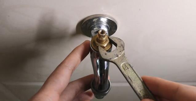 水龍頭滴水怎么處理？看步驟圖跟著老師傅一步步操作一下吧！